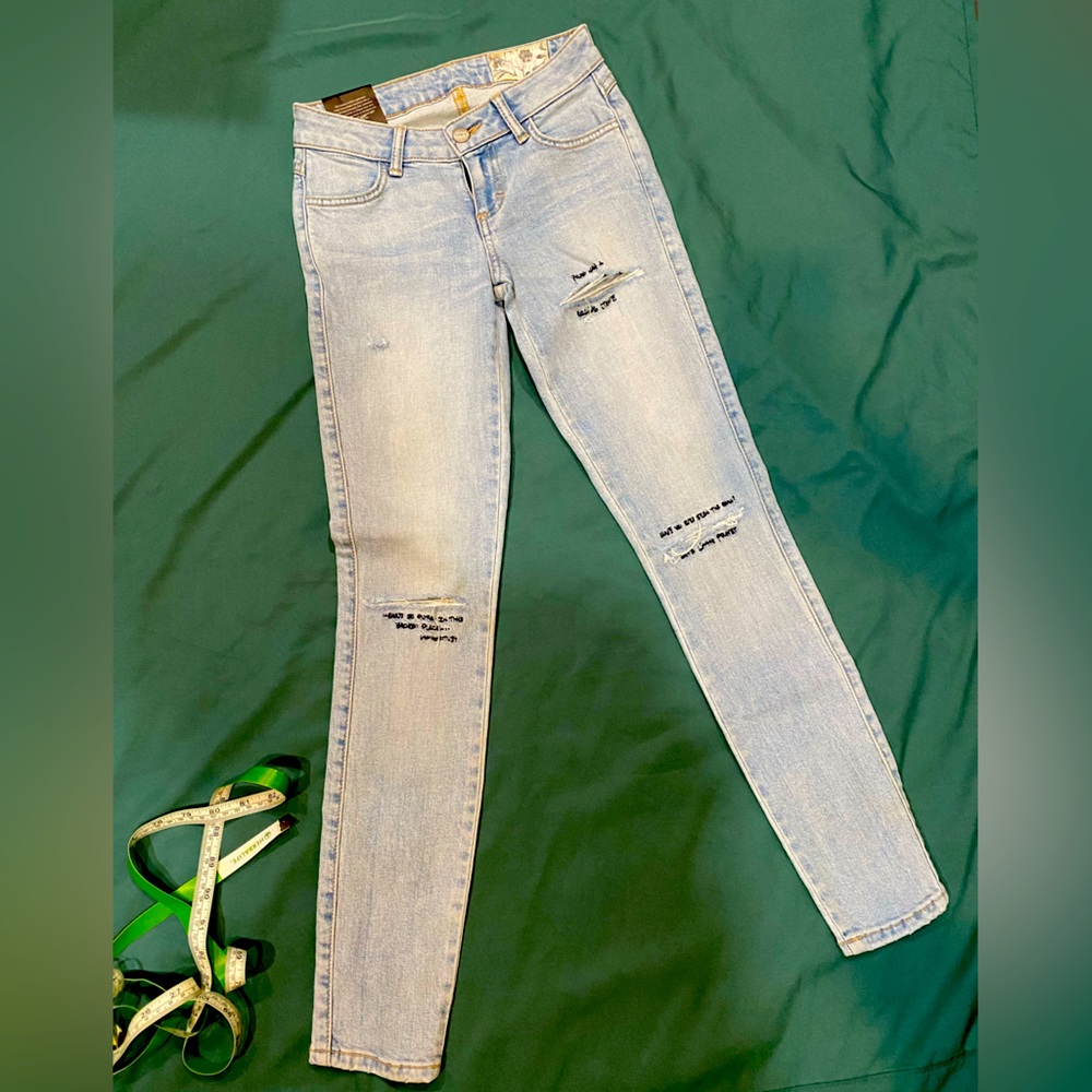 SIWY Hannah Denim, "7 day weekend" Wash, Women's Sz 23. Uniquely embellished